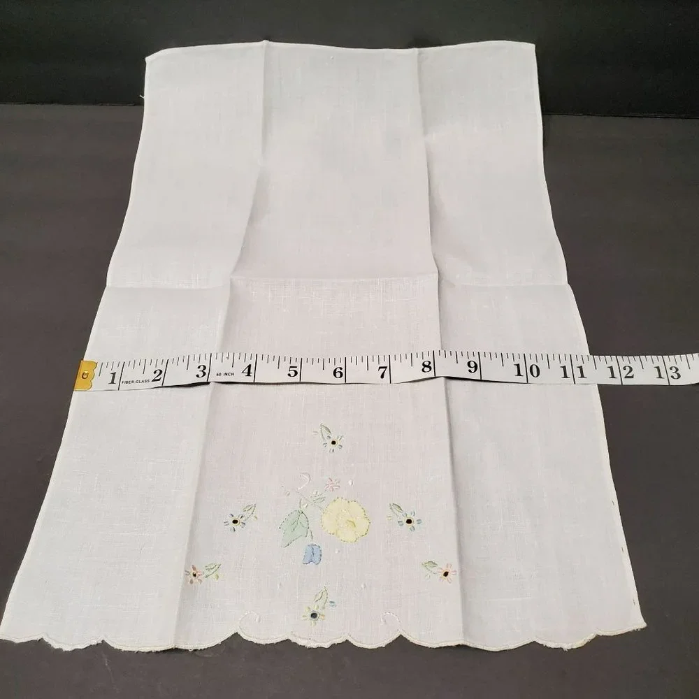 Vintage Embroidered Guest Towel, Fingertip, Embroidery, Applique ,Floral, Linens